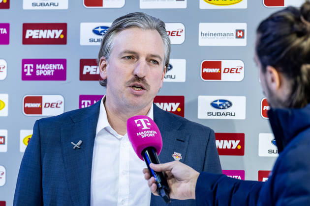 Max Kaltenhauser Co Coach, EHC Red Bull Muenchen in an interview with Magentasport Portrait Portraet GER, EHC Red Bull Muenchen vs Straubing Tigers, Ice Hockey, DEL, 22 Matchday, Season 2025 2026, 25 11 2025 GER, EHC Red Bull Muenchen vs Straubing Tigers, Ice Hockey, DEL, 22 Matchday, Season 2025 2026, 25 11 2025 Muenchen Copyright: xEibner-Pressefoto HeikexFeinerx EP_HFR