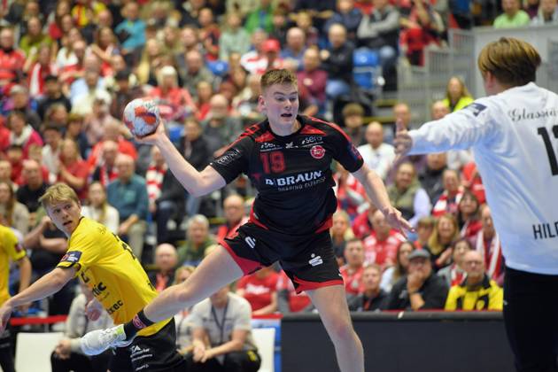 Reynir Thor Stefansson MT Melsungen 19 on throw Karl Joensson HF Karlskrona 22 , Melvin Hildingsson Goalkeeper, Goalkeeper HF Karlskrona 12 R , GER, MT Melsungen HF Karlskrona SWE l, Handball, EHF European League Maenner, Group Matches, Saison 2025 2026, 25 11 2025, GER, MT Melsungen HF Karlskrona, Handball, EHF Maenner, Group Matches, Saison 2025 2026, 25 11 2025 Kassel Copyright: xEibner-Pressefotox xRolandxSippelx EP_RSL