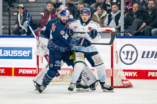 Ryan Murphy EHC Red Bull Muenchen, 24 defends against Tim Brunnhuber Straubing Tigers, 19 in front of Antoine Bibeaus goal Goalkeeper, EHC Red Bull Muenchen, 30 GER, EHC Red Bull Muenchen vs Straubing Tigers, Ice Hockey, DEL, 22 Matchday, Season 2025 2026, 25 11 2025 GER, EHC Red Bull Muenchen vs Straubing Tigers, Ice Hockey, DEL, 22 Matchday, Season 2025 2026, 25 11 2025 Muenchen Copyright: xEibner-Pressefoto HeikexFeinerx EP_HFR
