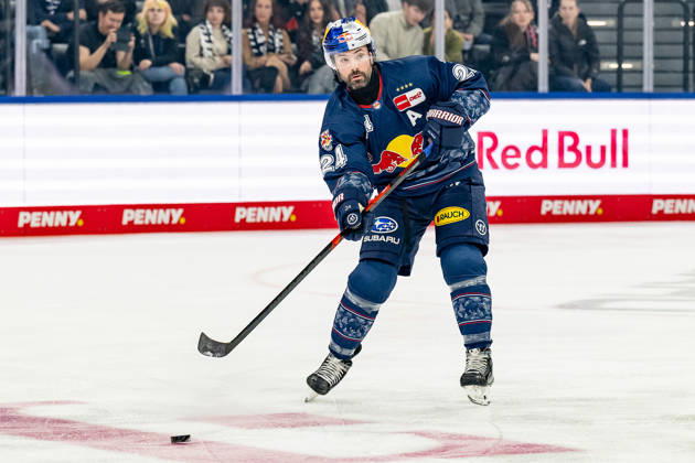 Ryan Murphy EHC Red Bull Muenchen, 24 GER, EHC Red Bull Muenchen vs Straubing Tigers, Ice Hockey, DEL, 22 Matchday, Season 2025 2026, 25 11 2025 GER, EHC Red Bull Muenchen vs Straubing Tigers, Ice Hockey, DEL, 22 Matchday, Season 2025 2026, 25 11 2025 Muenchen Copyright: xEibner-Pressefoto HeikexFeinerx EP_HFR