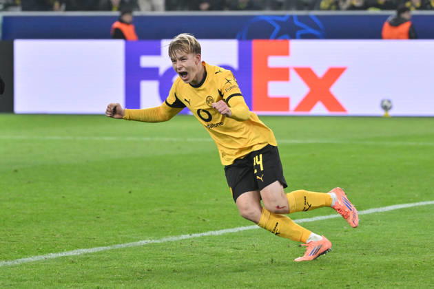 Cheers 4 0 Daniel Svensson Borussia Dortmund 25 11 2025, Football, UEFA Champions League 2025 2026, Matchday 5, Borussia Dortmund FC Villarreal UEFA regulations prohibit any use of photographs as image sequences and or quasi video Dortmund Signal Iduna Park Nordrhein Westfalen Germany Team2