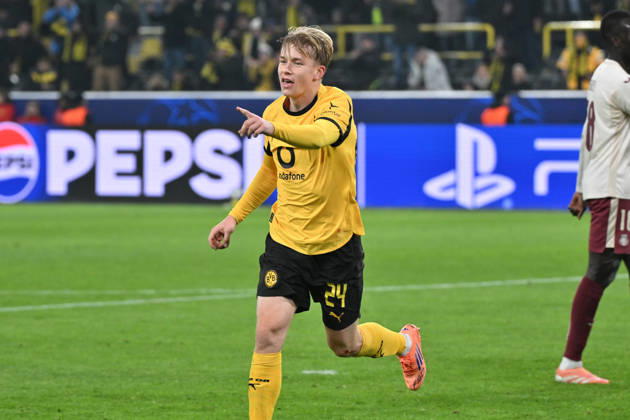Cheers 4 0 Daniel Svensson Borussia Dortmund 25 11 2025, Football, UEFA Champions League 2025 2026, Matchday 5, Borussia Dortmund FC Villarreal UEFA regulations prohibit any use of photographs as image sequences and or quasi video Dortmund Signal Iduna Park Nordrhein Westfalen Germany Team2