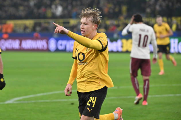 Cheers 4 0 Daniel Svensson Borussia Dortmund 25 11 2025, Football, UEFA Champions League 2025 2026, Matchday 5, Borussia Dortmund FC Villarreal 4 0 UEFA regulations prohibit any use of photographs as image sequences and or quasi video Dortmund Signal Iduna Park Nordrhein Westfalen Germany Team2