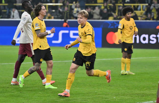 Cheers 4 0 Daniel Svensson Borussia Dortmund 25 11 2025, Football, UEFA Champions League 2025 2026, Matchday 5, Borussia Dortmund FC Villarreal 4 0 UEFA regulations prohibit any use of photographs as image sequences and or quasi video Dortmund Signal Iduna Park Nordrhein Westfalen Germany Team2