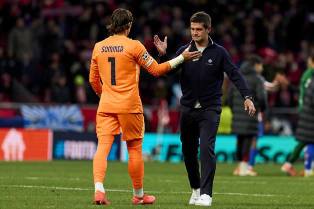 Cristian Chivu head coach of FC Internazionale Milano anf Yann Sommer of FC Internazionale Milano during the UEFA Champions League match between Atletico de Madrid and FC Internazionale Milano on November 26, 2025. - 26 11 2025 - Spain Madrid Madrid -  LGMx xLexPictorium LePictorium_0320140