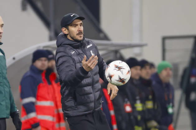 Julian Schuster SC Freiburg, Coach with ball , Czech Republic, Football, UEFA Europa League, Matchday 5, 2025 2026, Viktoria Pilsen vs SC Freiburg, 27 11 2025, Stadion mesta Plzne, Pilsen, Czech Republic Pilsen Stadion mesta Plzne Czech Republic Copyright: xGrantxHubbsx