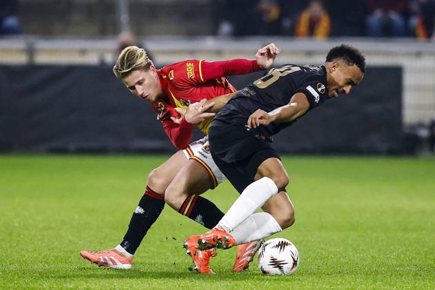 DEVENTER - (L-R) Giovanni van Zwam of Go Ahead Eagles, Jamie Leweling of VfB Stuttgart during the Europa League match between Go Ahead Eagles and VfB Stuttgart at De Adelaarshorst on November 27, 2025, in Deventer, Netherlands. ANP VINCENT JANNINK UEFA Europa Europa League matchday 5 2025-2026 xVIxANPxSportx xxANPxIVx 543244357 originalFilename: 543244357