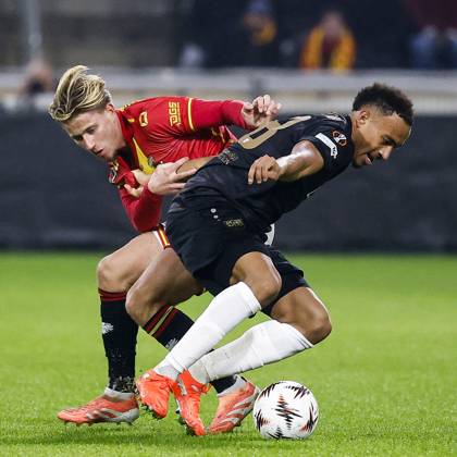 DEVENTER - (L-R) Giovanni van Zwam of Go Ahead Eagles, Jamie Leweling of VfB Stuttgart during the Europa League match between Go Ahead Eagles and VfB Stuttgart at De Adelaarshorst on November 27, 2025, in Deventer, Netherlands. ANP VINCENT JANNINK UEFA Europa Europa League matchday 5 2025-2026 xVIxANPxSportx xxANPxIVx 543244390 originalFilename: 543244390