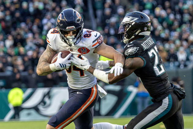 Chicago Bears tight end Colston Loveland (84) is pursued by Philadelphia Eagles cornerback Quinyon Mitchell (27) during the first half of NFL, American Football Herren, USA action at Lincoln Financial Field in Philadelphia, Pa on Friday, November 28, 2025. PHI20251128006 LAURENCExKESTERSON