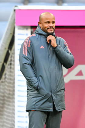 Trainer Vincent Kompany Bayern München Schauen waehrend des spiels der Bundesliga zwischen FC Bayern München und FC St Pauli, Allianz Arena am 29 November 2025 in München, Germany Photo by Harry Langer DeFodi Images Trainer Vincent Kompany Bayern München Looks on during the Bundesliga match between FC Bayern München and FC St Pauli at Allianz Arena on November 29, 2025 in München, Germany Photo by Harry Langer DeFodi Images DFL regulations prohibit any use of photographs as image sequences and or quasi video Photo by Harry Langer DeFodi Images DFL regulations prohibit any use of photographs as image sequences and or quasi video