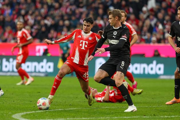 in duel, action, with Alexandar Pavlovic 45 FC Bayern Muenchen , Eric Smith 8 FC St Pauli , FC Bayern Muenchen vs FC St Pauli, Soccer, 1 Bundesliga, 12 Matchday, 29 11 2025 DFB regulations prohibit any use of photographs as image sequences and or quasi video Muenchen Bayern Germany Copyright: xkolbert-press ChristianxKolbertx