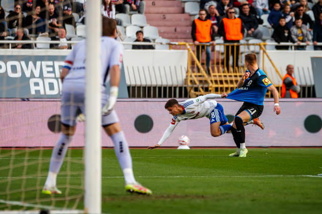 SuperSport HNL, round 15: HNK Hajduk Split v NK Varazdin Luka Hodak of HNK Hajduk Split and Matej Vuk of NK Varazdin during the SuperSport HNL 2025. 2026. round 15 match between HNK Hajduk Split and NK Varazdin at Poljud Stadium in Split, Croatia on November 29, 2025.  ZvonimirxBarisin PIXSELL