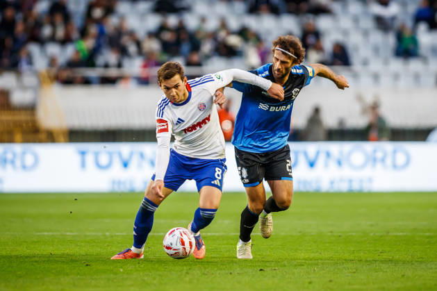 SuperSport HNL, round 15: HNK Hajduk Split v NK Varazdin Niko Kristian Sigur of HNK Hajduk Split and Mario Marina of NK Varazdin during the SuperSport HNL 2025. 2026. round 15 match between HNK Hajduk Split and NK Varazdin at Poljud Stadium in Split, Croatia on November 29, 2025.  ZvonimirxBarisin PIXSELL