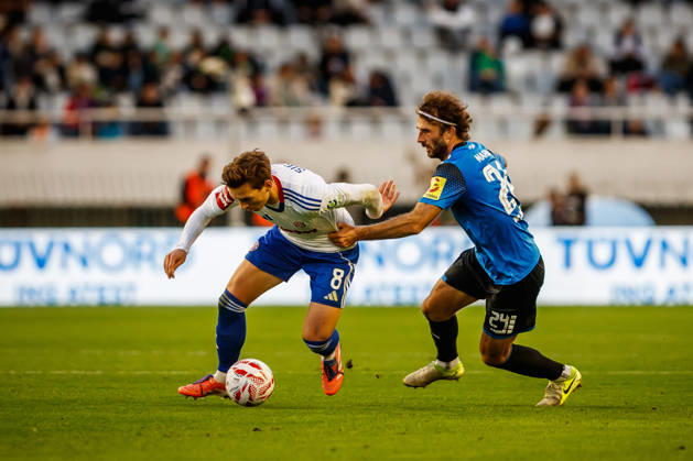SuperSport HNL, round 15: HNK Hajduk Split v NK Varazdin Niko Kristian Sigur of HNK Hajduk Split and Mario Marina of NK Varazdin during the SuperSport HNL 2025. 2026. round 15 match between HNK Hajduk Split and NK Varazdin at Poljud Stadium in Split, Croatia on November 29, 2025.  ZvonimirxBarisin PIXSELL
