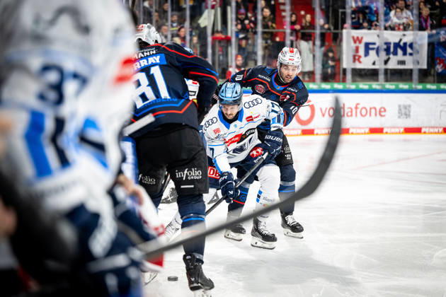 Evan Barratt 10, Nuernberg Ice Tigers, NIT Abbott Girduckis 17, ERC Ingolstadt , Nuernberg Ice Tigers vs ERC Ingolstadt, Ice Hockey, Penny DEL, 24 Matchday, 30 11 2025, Nuernberg Ice Tigers vs ERC Ingolstadt, Ice Hockey, Penny DEL, 24 Matchday, 30 11 2025 Copyright: xEibner-Pressefoto ThomasxHahnx EP_NIT