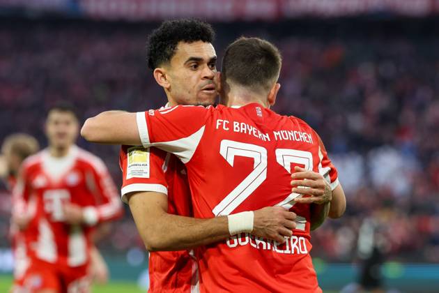 Torjubel von Luis Diaz 14 (FC Bayern Muenchen), Raphael Guerreiro 22 (FC Bayern Muenchen) zum Ausgleich 1:1, FC Bayern Muenchen vs. FC St. Pauli, Fussball, 1. Bundesliga, 12. Spieltag, 29.11.2025 DFB regulations prohibit any use of photographs as image sequences and or quasi-video Muenchen Bayern Deutschland Copyright: xkolbert-press ChristianxKolbertx
