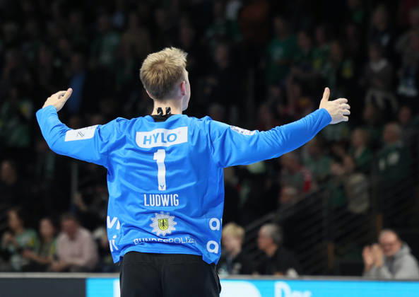 GER HBL season 2025 2026 FÜCHSE Berlin vs TBV Lemgo Lippe, 30 11 25, Max Schmeling Halle, Berlin, Lasse LUDWIG Füchse Berlin 1 cheers to the crowd after a successful save, emotion