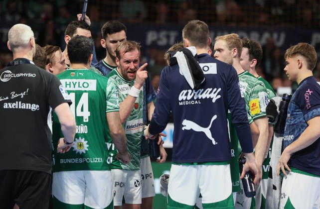 GER HBL Season 2025 2026 FÜCHSE Berlin vs TBV Lemgo Lippe, 30 11 25, Max Schmeling Halle, Berlin, Max DARJ Füchse Berlin 5 , Captains speech during timeout, timeout