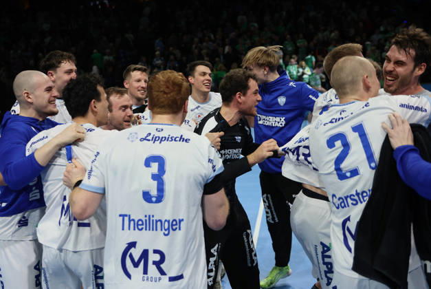 GER HBL season 2025 2026 FÜCHSE Berlin vs TBV Lemgo Lippe, 30 11 25, Max Schmeling Halle, Berlin, TBV Lemgo Lippe celebrates away win, circle, jubilation, emotion, exuberance, MVP of the guests is keeper Constantin MÖSTL TBV Lemgo Lippe 1