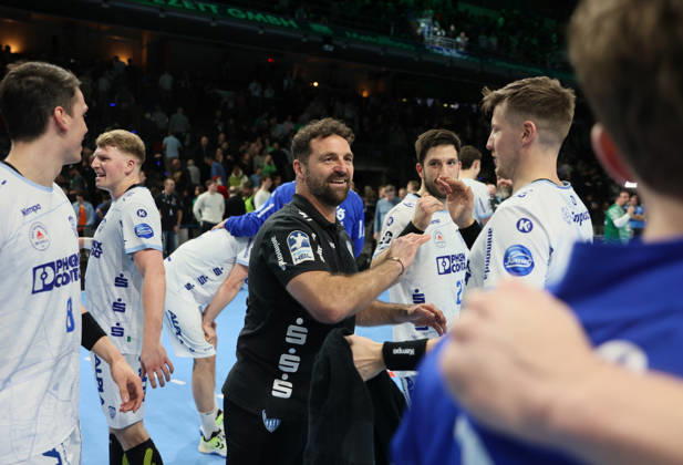 GER HBL season 2025 2026 FÜCHSE Berlin vs TBV Lemgo Lippe, 30 11 25, Max Schmeling Halle, Berlin, Florian KEHRMANN TBV Lemgo Lippe coach surrounded by his players, joy, emotion, high-five after away win