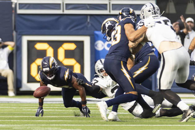 NFL, American Football Herren, USA 2025: Los Angeles Chargers 31:14 Las Vegas Raiders Los Angeles Chargers wide receiver Derius Davis 12 dives for the ball against the Las Vegas Raiders during an NFL football game at SoFi Stadium, Sunday Nov. 30, 2025, in Inglewood, Calif. Los Angeles United States Copyright: xRingoxChiux xSOPAxImagesx 20251130RC.Chargers007