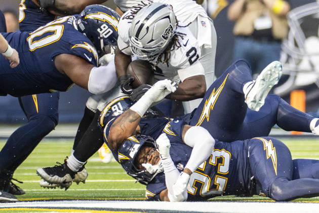 NFL, American Football Herren, USA 2025: Los Angeles Chargers 31:14 Las Vegas Raiders Las Vegas Raiders running back Ashton Jeanty 2 is tackled by the Los Angeles Chargers during an NFL football game at SoFi Stadium, Sunday Nov. 30, 2025, in Inglewood, Calif. Los Angeles United States Copyright: xRingoxChiux xSOPAxImagesx 20251130RC.Chargers018