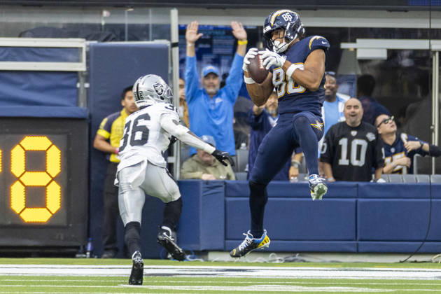 NFL, American Football Herren, USA 2025: Los Angeles Chargers 31:14 Las Vegas Raiders Los Angeles Chargers tight end Oronde Gadsden 86 catches a pass defended by Las Vegas Raiders cornerback Kyu Blu Kelly 36 during an NFL football game at SoFi Stadium, Sunday Nov. 30, 2025, in Inglewood, Calif. Los Angeles United States Copyright: xRingoxChiux xSOPAxImagesx 20251130RC.Chargers023