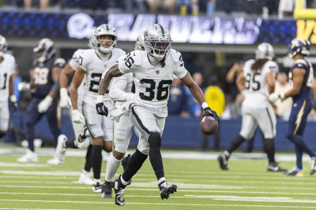 NFL, American Football Herren, USA 2025: Los Angeles Chargers 31:14 Las Vegas Raiders Las Vegas Raiders cornerback Kyu Blu Kelly 36 celebrates after an interception against the Los Angeles Chargers during an NFL football game at SoFi Stadium, Sunday Nov. 30, 2025, in Inglewood, Calif. Los Angeles United States Copyright: xRingoxChiux xSOPAxImagesx 20251130RC.Chargers026