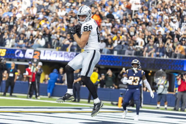 NFL, American Football Herren, USA 2025: Los Angeles Chargers 31:14 Las Vegas Raiders Las Vegas Raiders wide receiver Brock Bowers 89 catches a touchdown against the Los Angeles Chargers during an NFL football game at SoFi Stadium, Sunday Nov. 30, 2025, in Inglewood, Calif. Los Angeles United States Copyright: xRingoxChiux xSOPAxImagesx 20251130RC.Chargers039