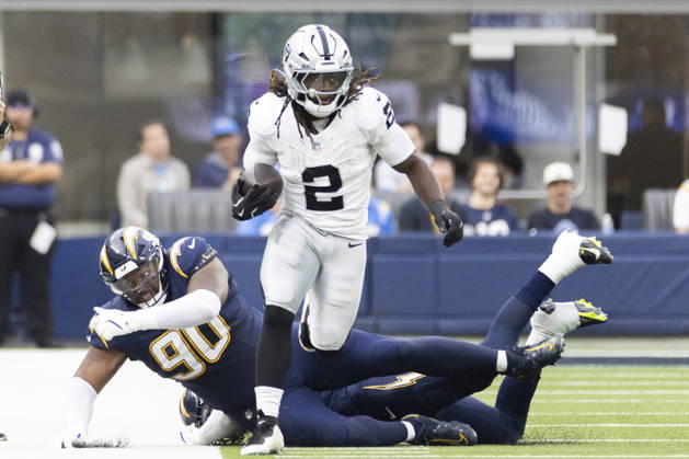 NFL, American Football Herren, USA 2025: Los Angeles Chargers 31:14 Las Vegas Raiders Las Vegas Raiders running back Ashton Jeanty 2 escapes a tackle-attempt by Los Angeles Chargers defensive lineman Teair Tart 90 during an NFL football game at SoFi Stadium, Sunday Nov. 30, 2025, in Inglewood, Calif. Los Angeles United States Copyright: xRingoxChiux xSOPAxImagesx 20251130RC.Chargers041