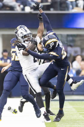 NFL, American Football Herren, USA 2025: Los Angeles Chargers 31:14 Las Vegas Raiders Las Vegas Raiders running back Ashton Jeanty 2 runs the ball against Los Angeles Chargers cornerback Cam Hart 20 during an NFL football game at SoFi Stadium, Sunday Nov. 30, 2025, in Inglewood, Calif. Los Angeles United States Copyright: xRingoxChiux xSOPAxImagesx 20251130RC.Chargers042