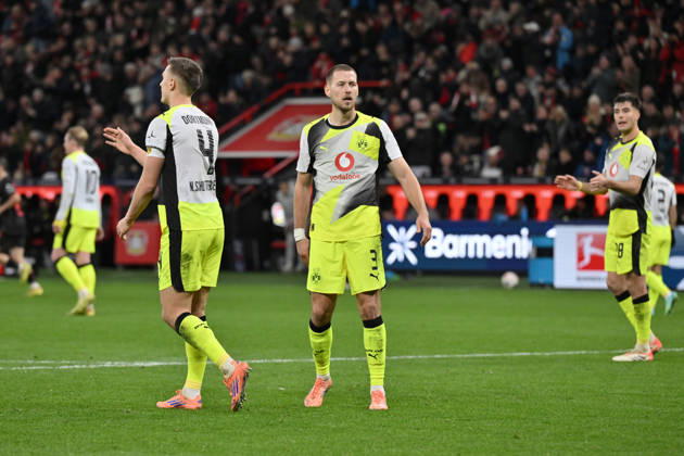 Nico Schlotterbeck Borussia Dortmund , Waldemar Anton Borussia Dortmund , Aaron Anselmino Borussia Dortmund , Aaron Anselmino, v li 29 11 2025, Fußball 1 Bundesliga, Saison 2025 2026, 12 Spieltag, Bayer 04 Leverkusen Borussia Dortmund 1 2 DFL regulations prohibit any use of photographs as image sequences and or quasi video Leverkusen BayArena Nordrhein Westfalen Germany Team2
