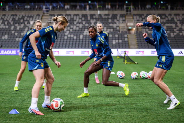 251201 Evelyn Ijeh of the Swedish women s national football team at a training session on December 1, 2025 in Stockholm Photo Jesper Zerman BILDBYRAN kod JZ JZ0652 fotboll football soccer fotball nations league uefa womens nations league träning practice training sverige sweden dam bbeng  Copyright: JESPERxZERMAN BB251201JZ037