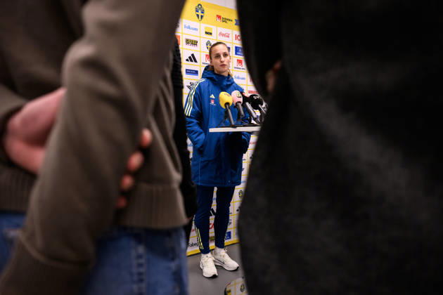 251201 Nathalie Björn of the Swedish women s national football team in the mixed zone after a training session on December 1, 2025 in Stockholm Photo Jesper Zerman BILDBYRAN kod JZ JZ0652 fotboll football soccer fotball nations league uefa womens nations league träning practice training sverige sweden dam bbeng Copyright: JESPERxZERMAN BB251201JZ047