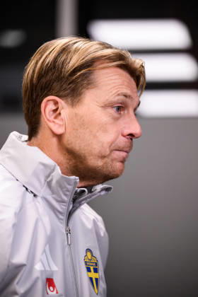 251201 Head coach Tony Gustavsson of the Swedish women s national football team in the mixed zone after a training session on December 1, 2025 in Stockholm Photo Jesper Zerman BILDBYRAN kod JZ JZ0652 fotboll football soccer fotball nations league uefa womens nations league träning practice training sverige sweden dam bbeng Copyright: JESPERxZERMAN BB251201JZ050