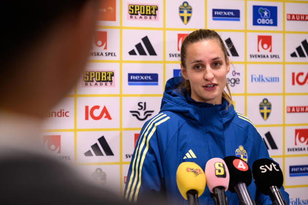 251201 Nathalie Björn of the Swedish women s national football team in the mixed zone after a training session on December 1, 2025 in Stockholm Photo Jesper Zerman BILDBYRAN kod JZ JZ0652 fotboll football soccer fotball nations league uefa womens nations league träning practice training sverige sweden dam bbeng Copyright: JESPERxZERMAN BB251201JZ052