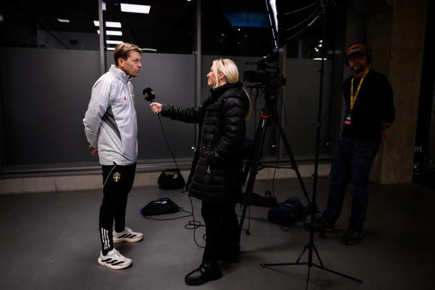 251201 Head coach Tony Gustavsson of the Swedish women s national football team in the mixed zone after a training session on December 1, 2025 in Stockholm Photo Jesper Zerman BILDBYRAN kod JZ JZ0652 fotboll football soccer fotball nations league uefa womens nations league träning practice training sverige sweden dam bbeng Copyright: JESPERxZERMAN BB251201JZ053