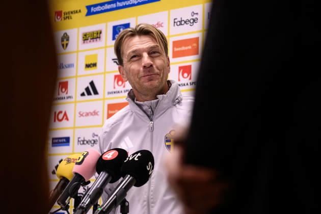 251201 Head coach Tony Gustavsson of the Swedish women s national football team in the mixed zone after a training session on December 1, 2025 in Stockholm Photo Jesper Zerman BILDBYRAN kod JZ JZ0652 fotboll football soccer fotball nations league uefa womens nations league träning practice training sverige sweden dam bbeng Copyright: JESPERxZERMAN BB251201JZ055