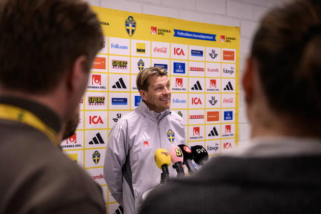 251201 Head coach Tony Gustavsson of the Swedish women s national football team in the mixed zone after a training session on December 1, 2025 in Stockholm Photo Jesper Zerman BILDBYRAN kod JZ JZ0652 fotboll football soccer fotball nations league uefa womens nations league träning practice training sverige sweden dam bbeng Copyright: JESPERxZERMAN BB251201JZ056