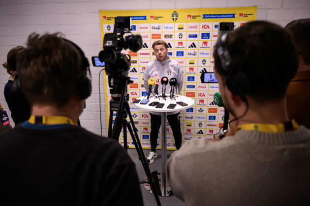 251201 Head coach Tony Gustavsson of the Swedish women s national football team in the mixed zone after a training session on December 1, 2025 in Stockholm Photo Jesper Zerman BILDBYRAN kod JZ JZ0652 fotboll football soccer fotball nations league uefa womens nations league träning practice training sverige sweden dam bbeng Copyright: JESPERxZERMAN BB251201JZ060
