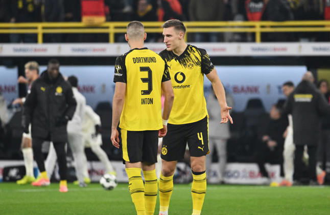 Nico Schlotterbeck (Borussia Dortmund), Waldemar Anton (Borussia Dortmund), v.re. 02.12.2025, Fussball DFB Pokal, Saison 2025 2026, Achtelfinale, Borussia Dortmund - Bayer 04 Leverkusen 0:1 DFB regulations prohibit any use of photographs as image sequences and or quasi-video Dortmund Signal Iduna Park Nordrhein Westfalen Deutschland Team2