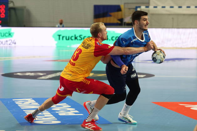 Plock 04.12.2025 Liga mistrzow pilka reczna mezczyzn faza grupowa sezon 2025 26 --- Group Chase mens handball EHF Champions League Orlen Wisla Plock - GOG Handbold Lasse Balstad Gergo Fazekas Fot. Marcin Solarz FotoPyK NEWSPIX.PL --- newspix.pl