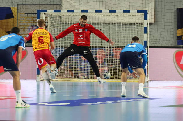 Plock 04.12.2025 Liga mistrzow pilka reczna mezczyzn faza grupowa sezon 2025 26 --- Group Chase mens handball EHF Champions League Orlen Wisla Plock - GOG Handbold Frederik Bjerre Mirko Alilovic karny Fot. Marcin Solarz FotoPyK NEWSPIX.PL --- newspix.pl
