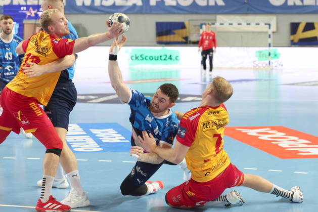 Plock 04.12.2025 Liga mistrzow pilka reczna mezczyzn faza grupowa sezon 2025 26 --- Group Chase mens handball EHF Champions League Orlen Wisla Plock - GOG Handbold Lasse Balstad Mitja Janc Fot. Marcin Solarz FotoPyK NEWSPIX.PL --- newspix.pl