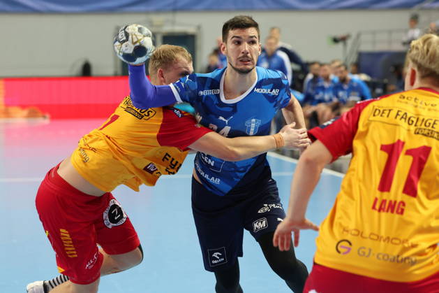 Plock 04.12.2025 Liga mistrzow pilka reczna mezczyzn faza grupowa sezon 2025 26 --- Group Chase mens handball EHF Champions League Orlen Wisla Plock - GOG Handbold Lasse Vilhelmsen Gergo Fazekas Fot. Marcin Solarz FotoPyK NEWSPIX.PL --- newspix.pl