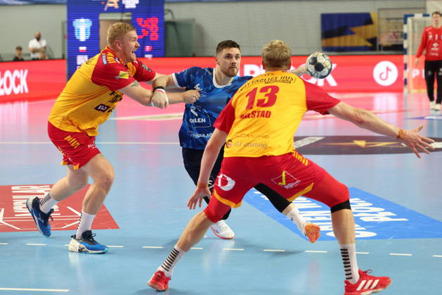 Plock 04.12.2025 Liga mistrzow pilka reczna mezczyzn faza grupowa sezon 2025 26 --- Group Chase mens handball EHF Champions League Orlen Wisla Plock - GOG Handbold Frederik Bjerre Mitja Janc Fot. Marcin Solarz FotoPyK NEWSPIX.PL --- newspix.pl