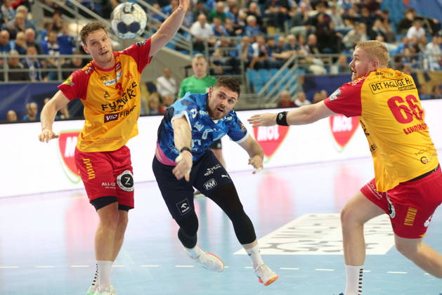 Plock 04.12.2025 Liga mistrzow pilka reczna mezczyzn faza grupowa sezon 2025 26 --- Group Chase mens handball EHF Champions League Orlen Wisla Plock - GOG Handbold Nicolai Pedersen Mitja Janc Fot. Marcin Solarz FotoPyK NEWSPIX.PL --- newspix.pl