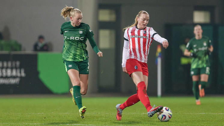 from left Ella Peddemors VfL Wolfsburg, 5 and Tessa Blumenberg SC Freiburg, 7 in a duel, dynamic, action, action, game scene, THE DFB REGULATIONS PROHIBIT ANY USE OF PHOTOGRAPHS AS IMAGE SEQUENCES AND OR QUASI VIDEO , 05 12 2025, Wolfsburg Germany , Football, Google Pixel Womens Bundesliga, VfL Wolfsburg SC Freiburg xobx