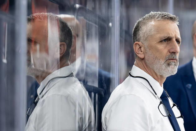 Mark French Head Coach, ERC Ingolstadt with mirror image in plexiglass GER, EHC Red Bull Muenchen vs ERC Ingolstadt, Ice Hockey, DEL, 25 Matchday, Season 2025 2026, 05 12 2025 GER, EHC Red Bull Muenchen vs ERC Ingolstadt, Ice Hockey, DEL, 25 Matchday, Season 2025 2026, 05 12 2025 Muenchen Copyright: xEibner-Pressefoto HeikexFeinerx EP_HFR