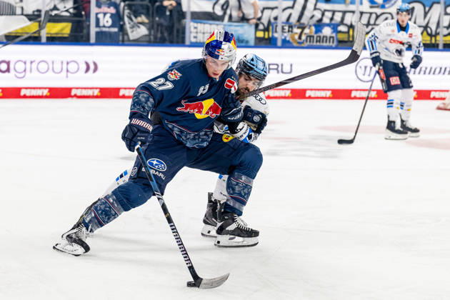 Fight for the puck duel between Veit Oswald EHC Red Bull Muenchen, 27 and Peter Abbandonato ERC Ingolstadt, 98 GER, EHC Red Bull Muenchen vs ERC Ingolstadt, Ice Hockey, DEL, 25 Matchday, Season 2025 2026, 05 12 2025 GER, EHC Red Bull Muenchen vs ERC Ingolstadt, Ice Hockey, DEL, 25 Matchday, Season 2025 2026, 05 12 2025 Muenchen Copyright: xEibner-Pressefoto HeikexFeinerx EP_HFR